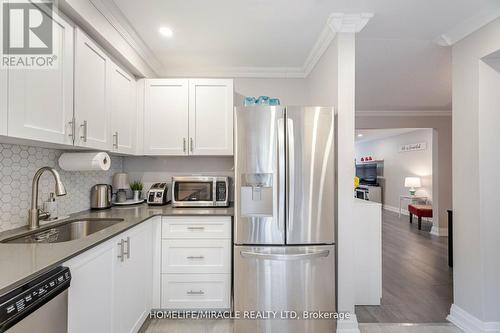 25 - 2825 Gananoque Drive, Mississauga, ON - Indoor Photo Showing Kitchen