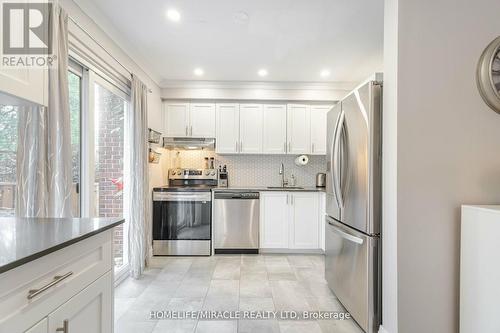 25 - 2825 Gananoque Drive, Mississauga, ON - Indoor Photo Showing Kitchen With Upgraded Kitchen