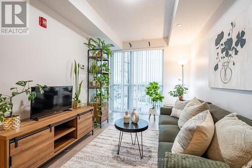 A428 - 5230 Dundas Street, Burlington, ON - Indoor Photo Showing Living Room