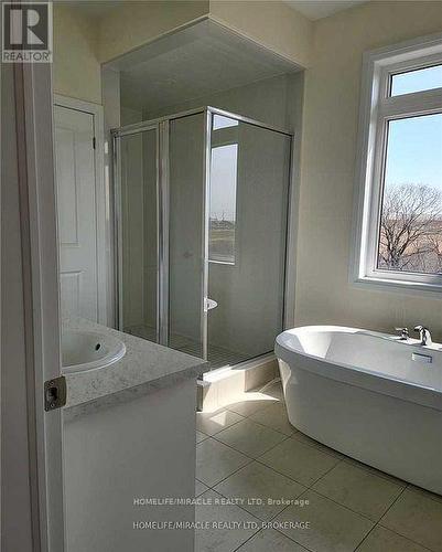 21 Moorcroft Place, Brampton (Brampton East), ON - Indoor Photo Showing Bathroom