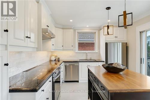 55 East 13Th Street, Hamilton, ON - Indoor Photo Showing Kitchen With Upgraded Kitchen