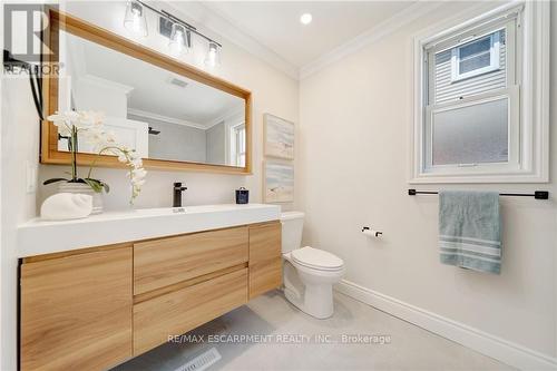 55 East 13Th Street, Hamilton, ON - Indoor Photo Showing Bathroom