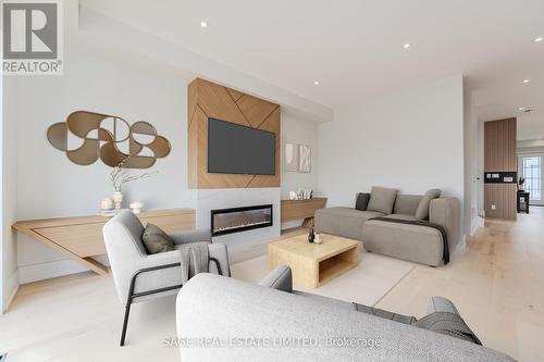 25 Shadyside Avenue, Hamilton, ON - Indoor Photo Showing Living Room With Fireplace