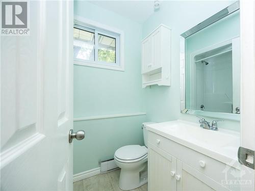 6172 Perth Street, Richmond, ON - Indoor Photo Showing Bathroom