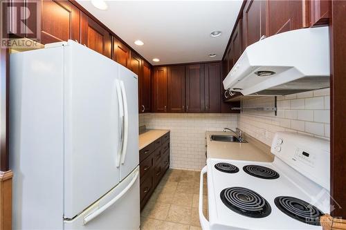 6172 Perth Street, Richmond, ON - Indoor Photo Showing Kitchen