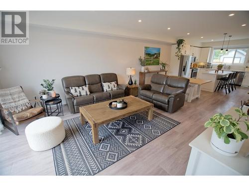 109 Abbey Road, Princeton, BC - Indoor Photo Showing Living Room