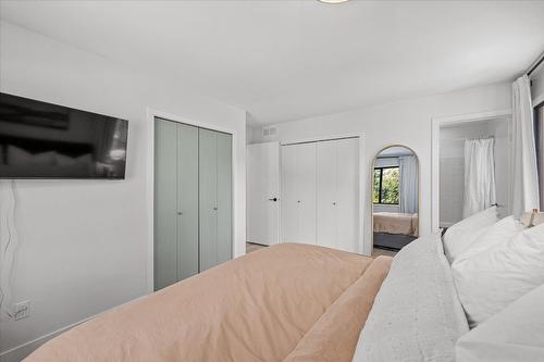 1724 Keloka Drive, West Kelowna, BC - Indoor Photo Showing Bedroom