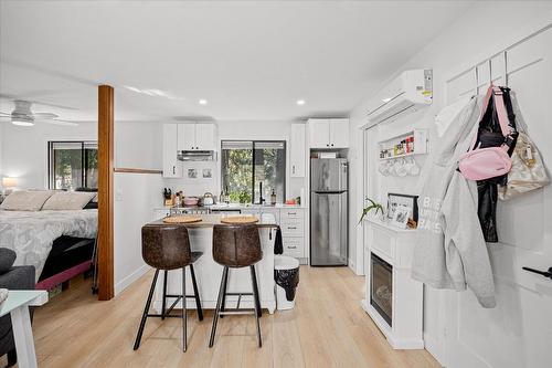 1724 Keloka Drive, West Kelowna, BC - Indoor Photo Showing Kitchen