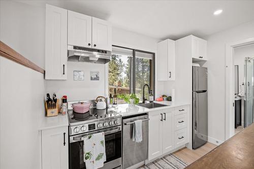 1724 Keloka Drive, West Kelowna, BC - Indoor Photo Showing Kitchen