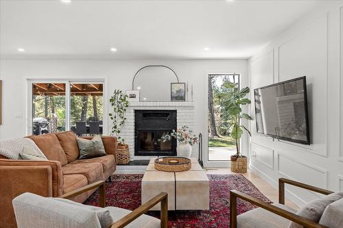 1724 Keloka Drive, West Kelowna, BC - Indoor Photo Showing Living Room With Fireplace