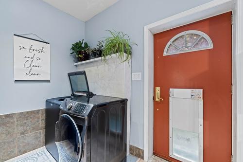 9048 Hummingbird Drive, Swansea Point, BC - Indoor Photo Showing Laundry Room