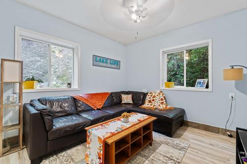 9048 Hummingbird Drive, Swansea Point, BC - Indoor Photo Showing Living Room