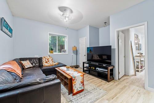 9048 Hummingbird Drive, Swansea Point, BC - Indoor Photo Showing Living Room