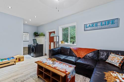 9048 Hummingbird Drive, Swansea Point, BC - Indoor Photo Showing Living Room