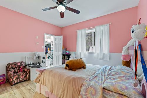 9048 Hummingbird Drive, Swansea Point, BC - Indoor Photo Showing Bedroom