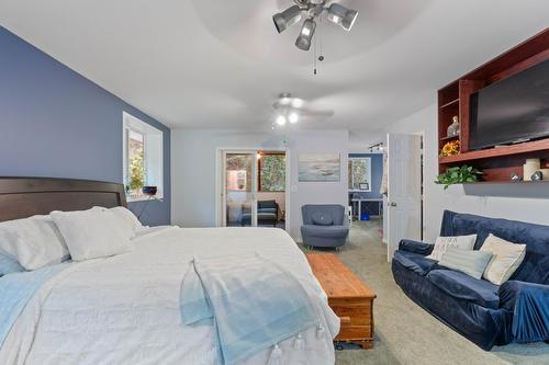 9048 Hummingbird Drive, Swansea Point, BC - Indoor Photo Showing Bedroom