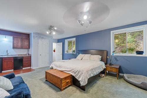 9048 Hummingbird Drive, Swansea Point, BC - Indoor Photo Showing Bedroom