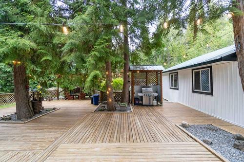 9048 Hummingbird Drive, Swansea Point, BC - Outdoor With Exterior