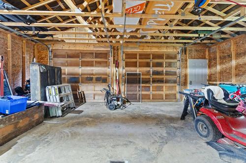 9048 Hummingbird Drive, Swansea Point, BC - Indoor Photo Showing Garage