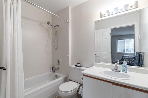 113-400 Sutton Crescent, Kelowna, BC - Indoor Photo Showing Bathroom