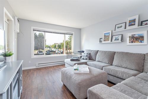 113-400 Sutton Crescent, Kelowna, BC - Indoor Photo Showing Living Room