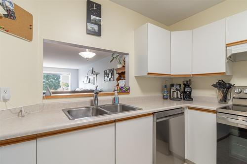 113-400 Sutton Crescent, Kelowna, BC - Indoor Photo Showing Kitchen With Double Sink