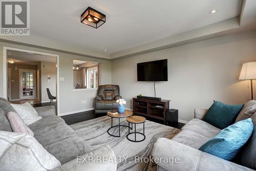 27 Beattie Crescent, Cambridge, ON - Indoor Photo Showing Living Room