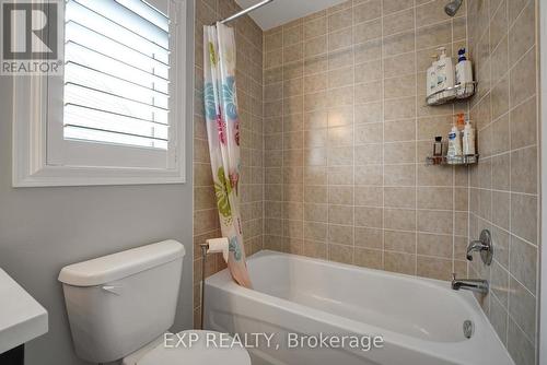 27 Beattie Crescent, Cambridge, ON - Indoor Photo Showing Bathroom