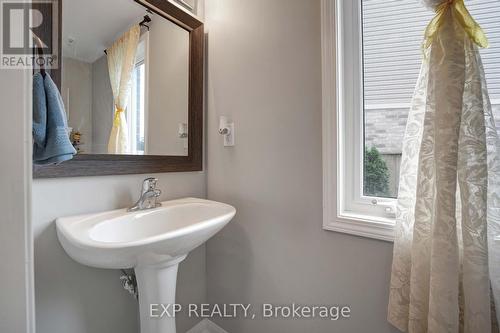 27 Beattie Crescent, Cambridge, ON - Indoor Photo Showing Bathroom