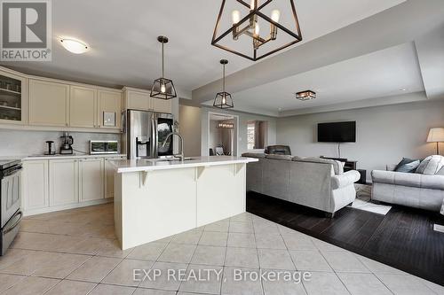 27 Beattie Crescent, Cambridge, ON - Indoor Photo Showing Kitchen With Upgraded Kitchen