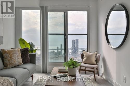 5209 - 181 Dundas Street E, Toronto, ON - Indoor Photo Showing Living Room