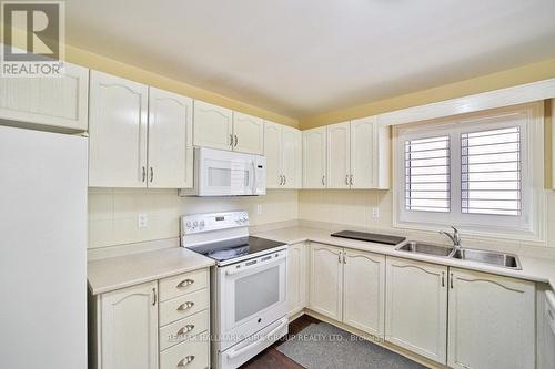 16 Noble Drive, Bradford West Gwillimbury, ON - Indoor Photo Showing Kitchen With Double Sink