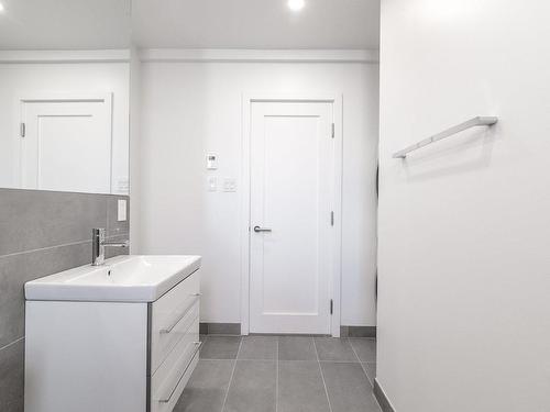 Bathroom - 22-5530 Ch. De La Côte-St-Luc, Montréal (Côte-Des-Neiges/Notre-Dame-De-Grâce), QC - Indoor Photo Showing Laundry Room