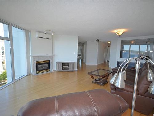 601-154 Promenade Dr, Nanaimo, BC - Indoor Photo Showing Living Room With Fireplace