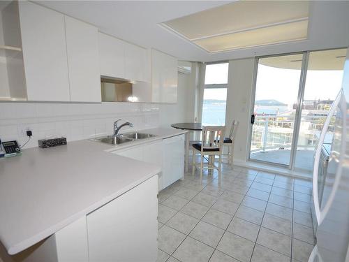 601-154 Promenade Dr, Nanaimo, BC - Indoor Photo Showing Kitchen With Double Sink