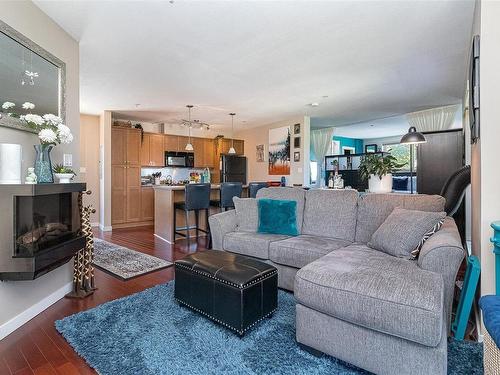 320-555 Franklyn St, Nanaimo, BC - Indoor Photo Showing Living Room