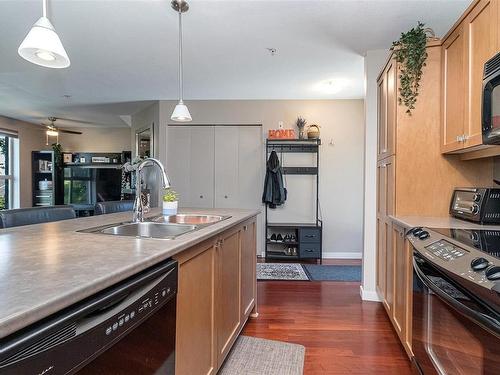 320-555 Franklyn St, Nanaimo, BC - Indoor Photo Showing Kitchen With Double Sink