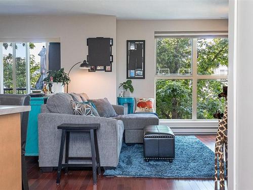 320-555 Franklyn St, Nanaimo, BC - Indoor Photo Showing Living Room