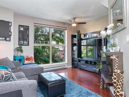 320-555 Franklyn St, Nanaimo, BC - Indoor Photo Showing Living Room