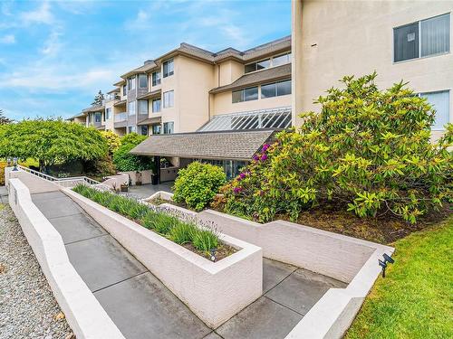 208-134 Fifth Ave, Qualicum Beach, BC - Outdoor With Balcony