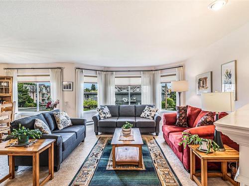 208-134 Fifth Ave, Qualicum Beach, BC - Indoor Photo Showing Living Room