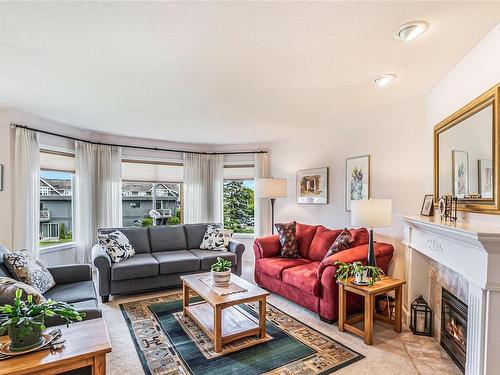 208-134 Fifth Ave, Qualicum Beach, BC - Indoor Photo Showing Living Room