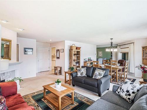 208-134 Fifth Ave, Qualicum Beach, BC - Indoor Photo Showing Living Room