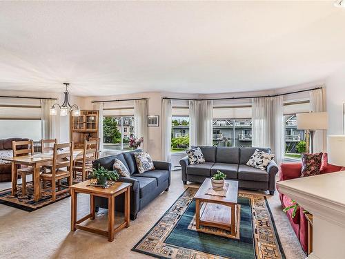 208-134 Fifth Ave, Qualicum Beach, BC - Indoor Photo Showing Living Room