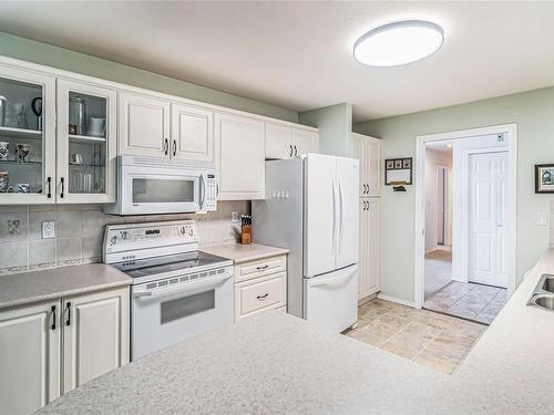 208-134 Fifth Ave, Qualicum Beach, BC - Indoor Photo Showing Kitchen