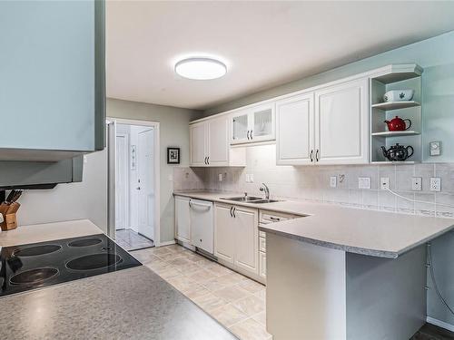 208-134 Fifth Ave, Qualicum Beach, BC - Indoor Photo Showing Kitchen With Double Sink