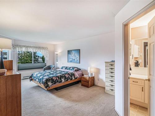 208-134 Fifth Ave, Qualicum Beach, BC - Indoor Photo Showing Bedroom