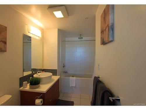 605-760 Johnson St, Victoria, BC - Indoor Photo Showing Bathroom