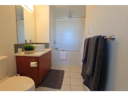 605-760 Johnson St, Victoria, BC - Indoor Photo Showing Bathroom