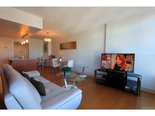 605-760 Johnson St, Victoria, BC - Indoor Photo Showing Living Room